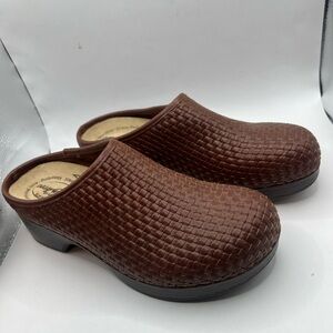 Easy Street Women's Brown Woven Mules